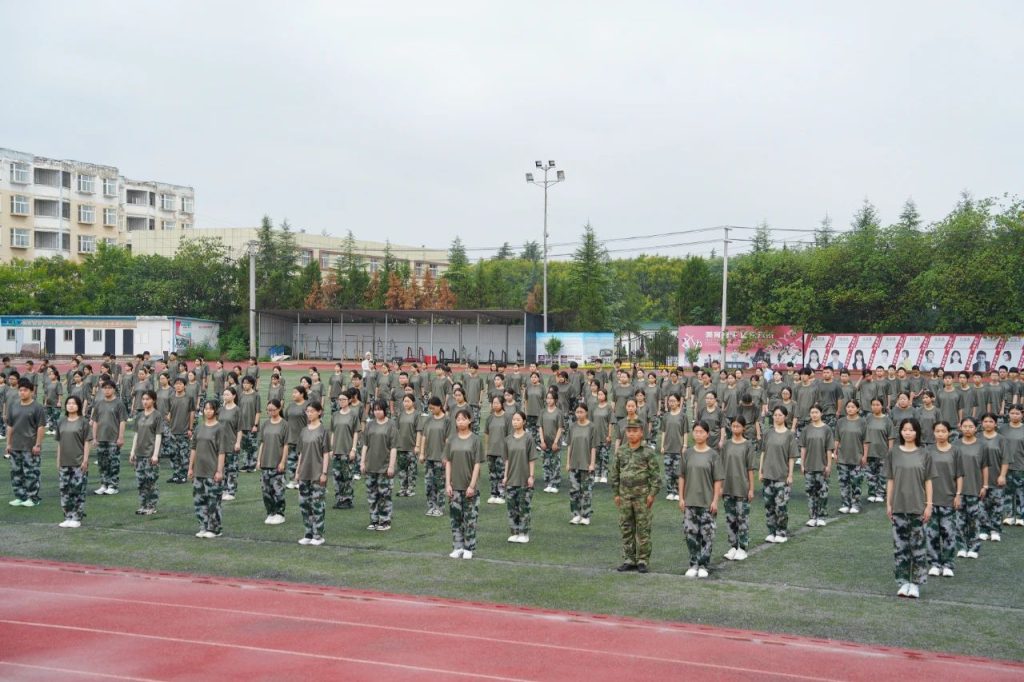 2025级新生军训开营：上好开学“第一课”，迈好青春“正步”