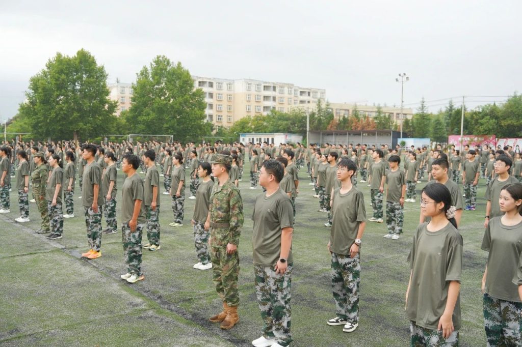 2025级新生军训开营：上好开学“第一课”，迈好青春“正步”