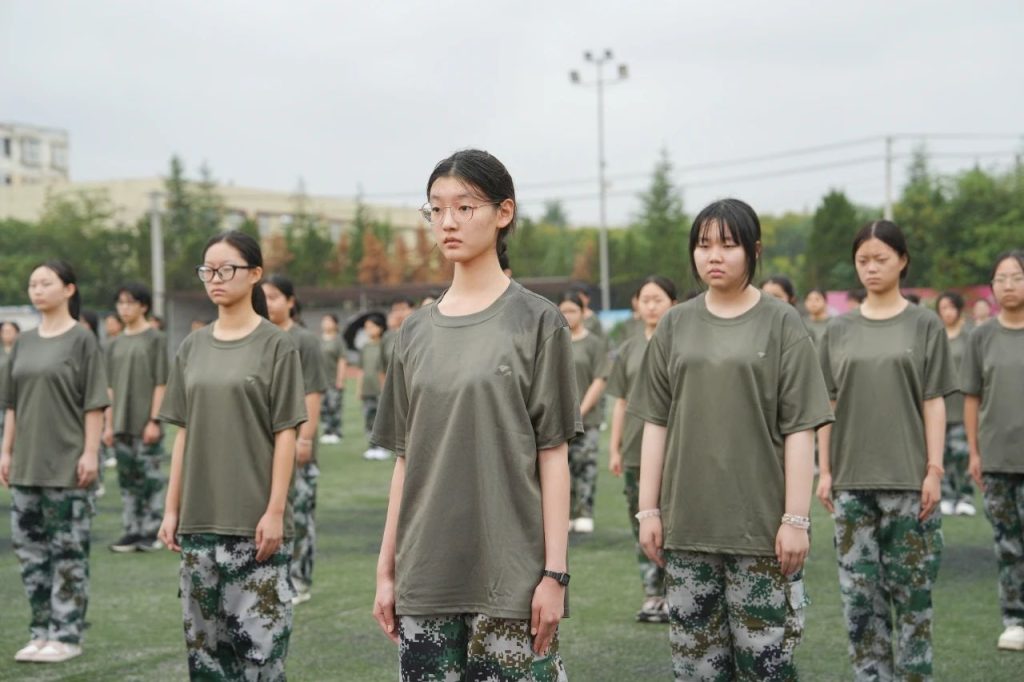 2025级新生军训开营：上好开学“第一课”，迈好青春“正步”