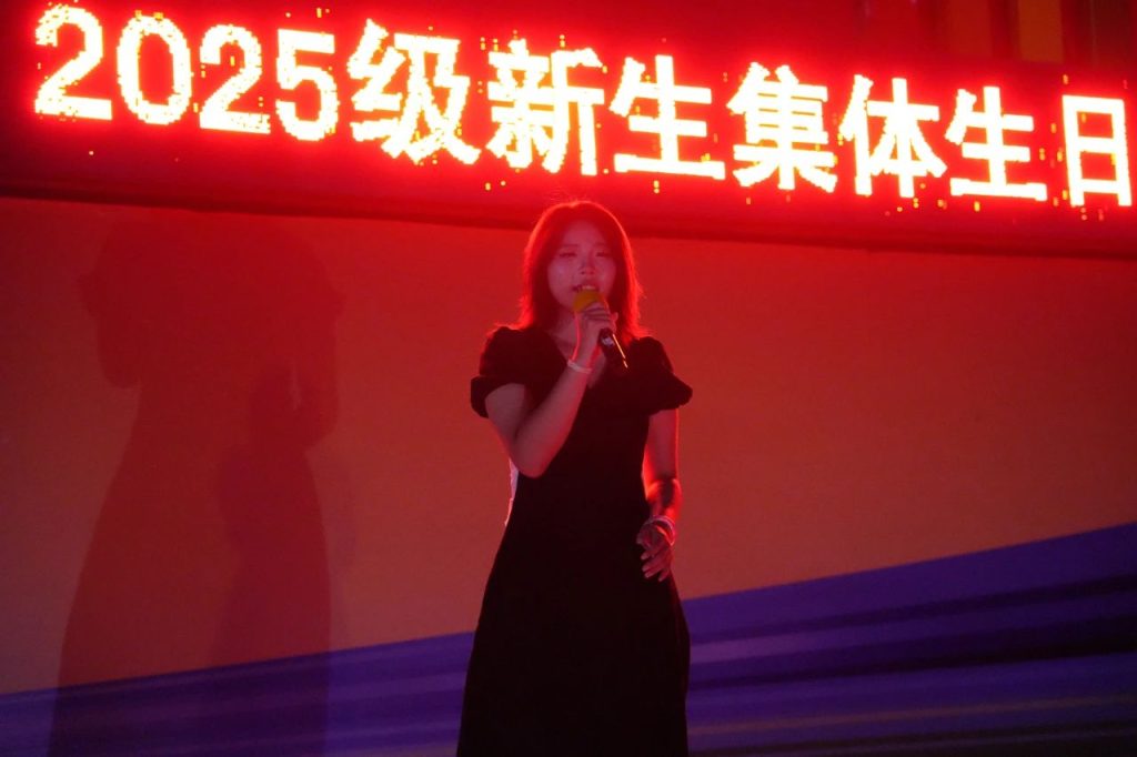 当迷彩遇见烛光：西安博雅艺术职业高中军训场上的青春礼赞
