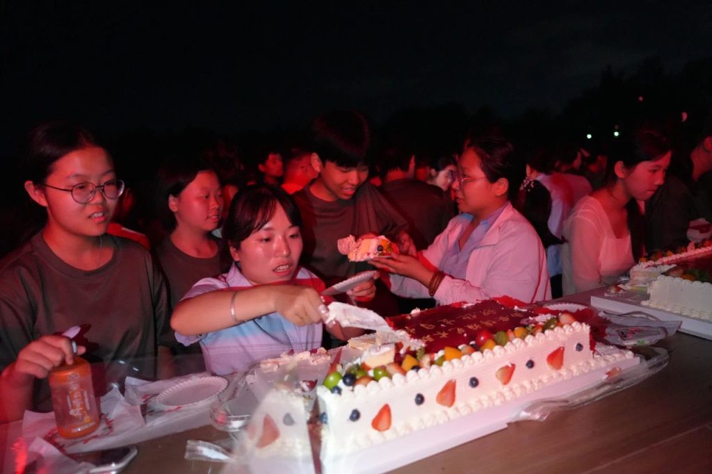 当迷彩遇见烛光：西安博雅艺术职业高中军训场上的青春礼赞