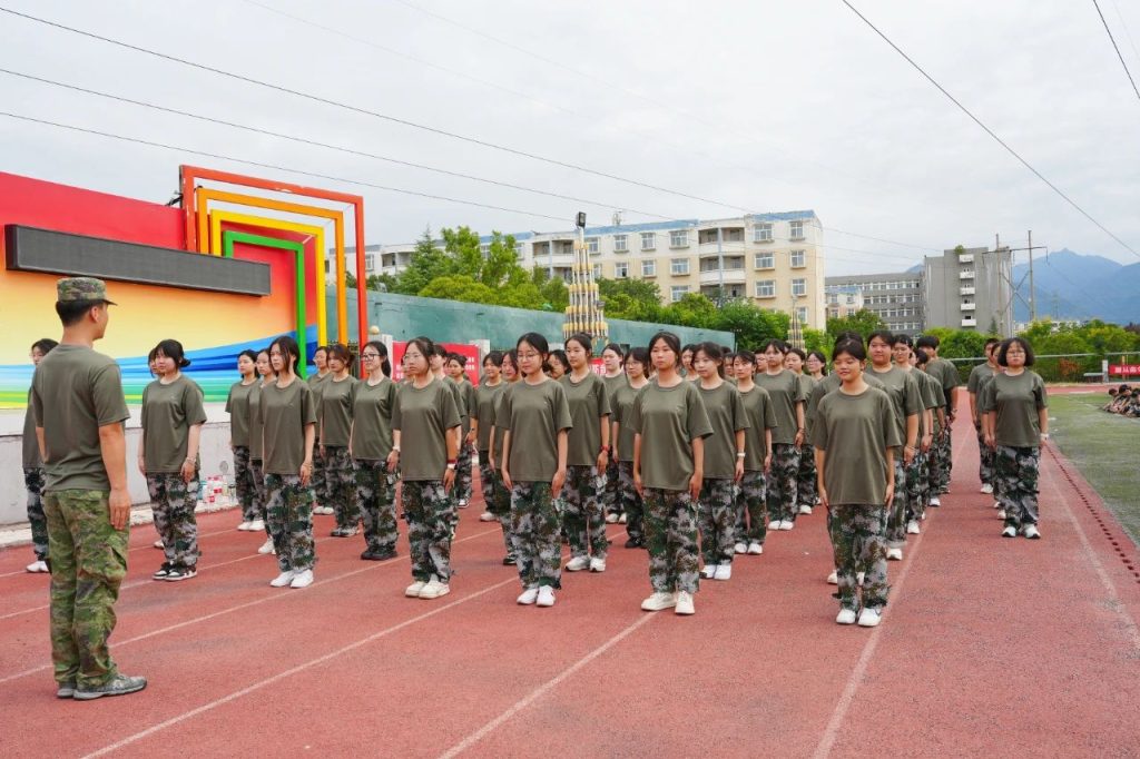 迷彩列阵 步履铿锵 | 2025级新生队列训练中的成长印记