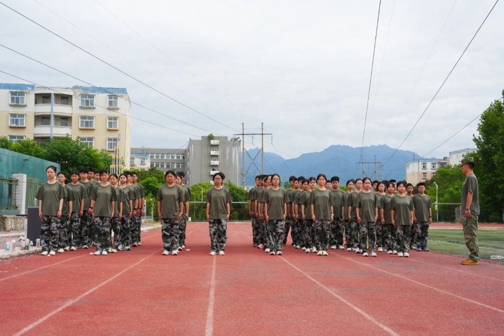 迷彩列阵 步履铿锵 | 2025级新生队列训练中的成长印记
