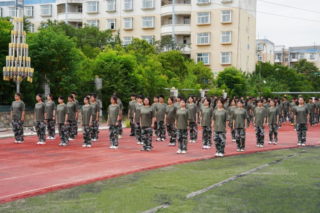迷彩列阵 步履铿锵 | 2025级新生队列训练中的成长印记