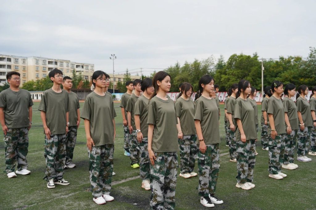 迷彩列阵 步履铿锵 | 2025级新生队列训练中的成长印记