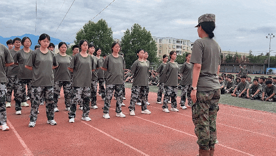 迷彩列阵 步履铿锵 | 2025级新生队列训练中的成长印记
