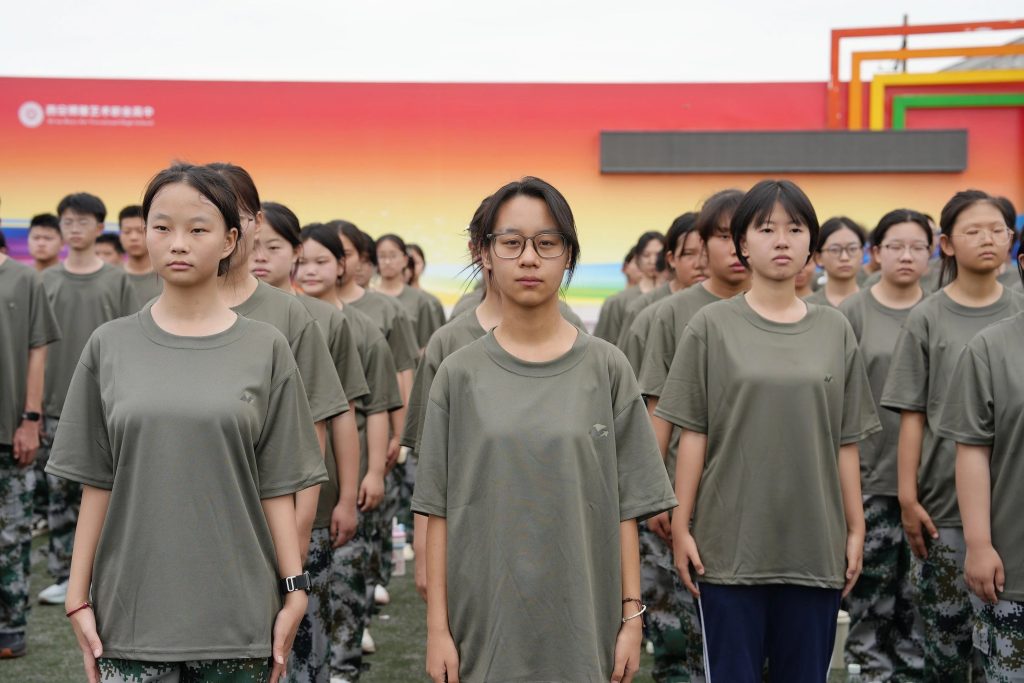 迷彩列阵 步履铿锵 | 2025级新生队列训练中的成长印记