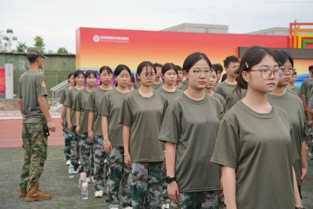 迷彩列阵 步履铿锵 | 2025级新生队列训练中的成长印记