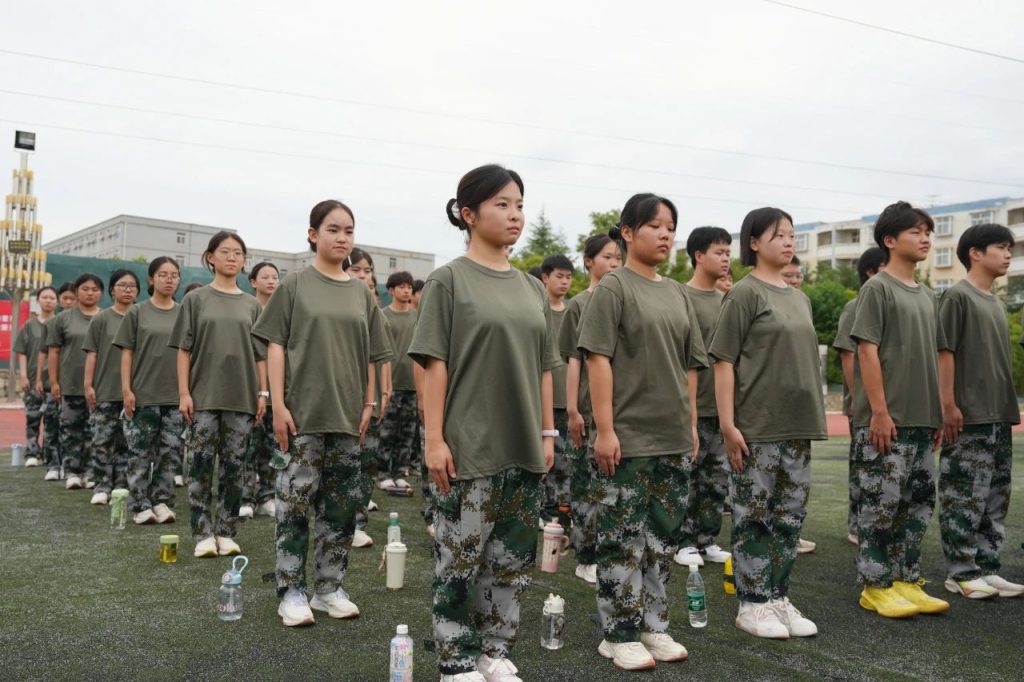 迷彩列阵 步履铿锵 | 2025级新生队列训练中的成长印记