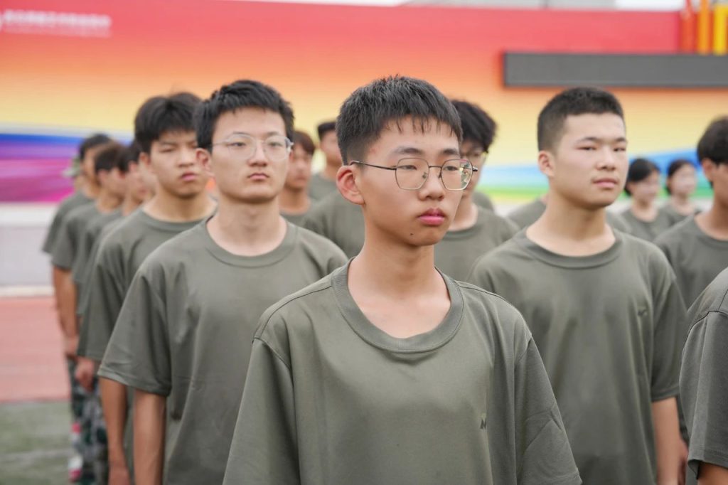 迷彩列阵 步履铿锵 | 2025级新生队列训练中的成长印记