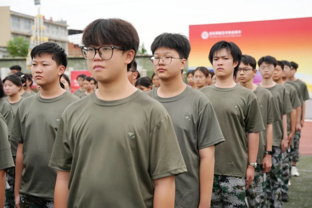 迷彩列阵 步履铿锵 | 2025级新生队列训练中的成长印记