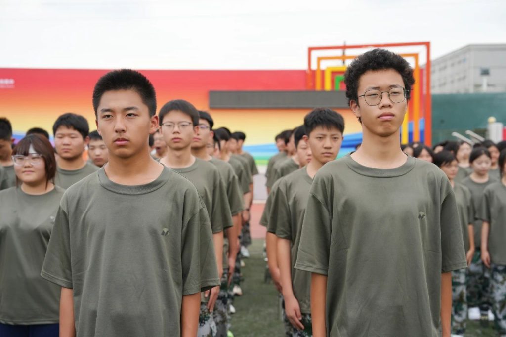 迷彩列阵 步履铿锵 | 2025级新生队列训练中的成长印记