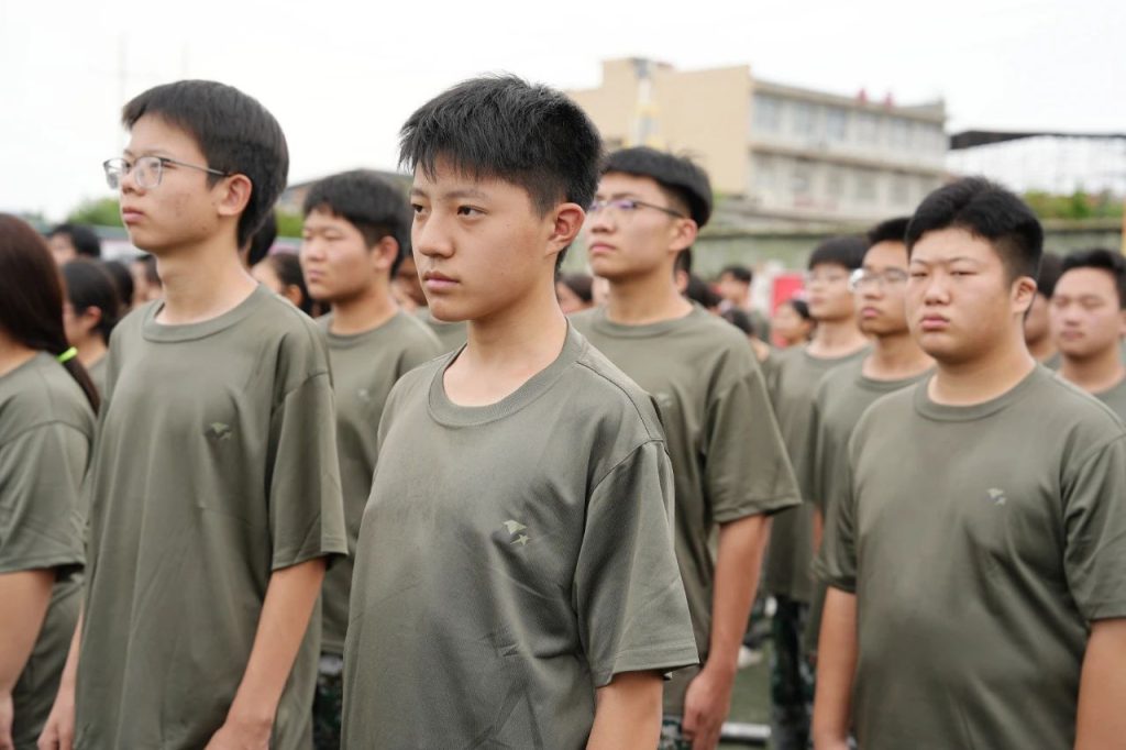 迷彩列阵 步履铿锵 | 2025级新生队列训练中的成长印记