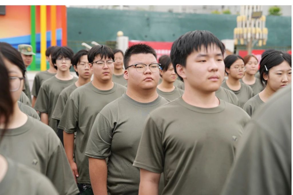 迷彩列阵 步履铿锵 | 2025级新生队列训练中的成长印记