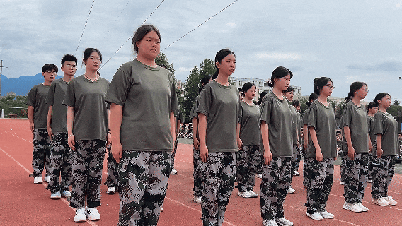 迷彩列阵 步履铿锵 | 2025级新生队列训练中的成长印记