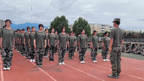 迷彩列阵 步履铿锵 | 2025级新生队列训练中的成长印记