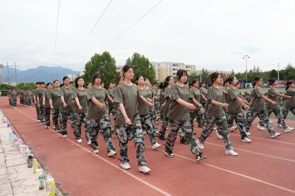 迷彩列阵 步履铿锵 | 2025级新生队列训练中的成长印记