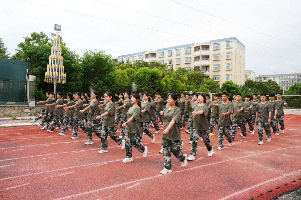 迷彩列阵 步履铿锵 | 2025级新生队列训练中的成长印记