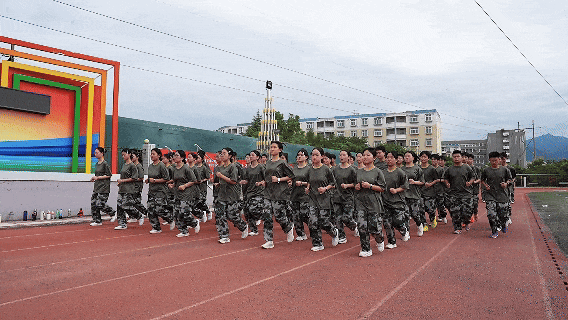 迷彩列阵 步履铿锵 | 2025级新生队列训练中的成长印记