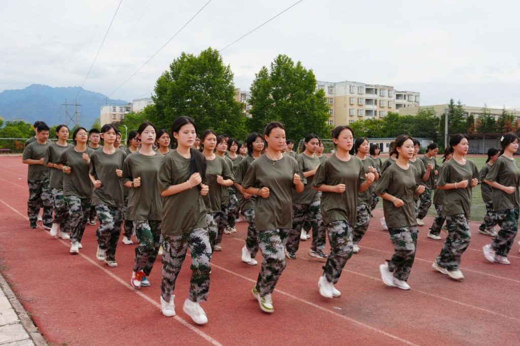 迷彩列阵 步履铿锵 | 2025级新生队列训练中的成长印记