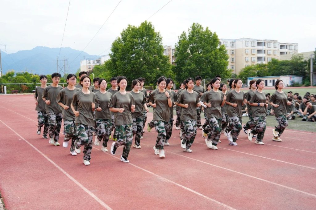 迷彩列阵 步履铿锵 | 2025级新生队列训练中的成长印记