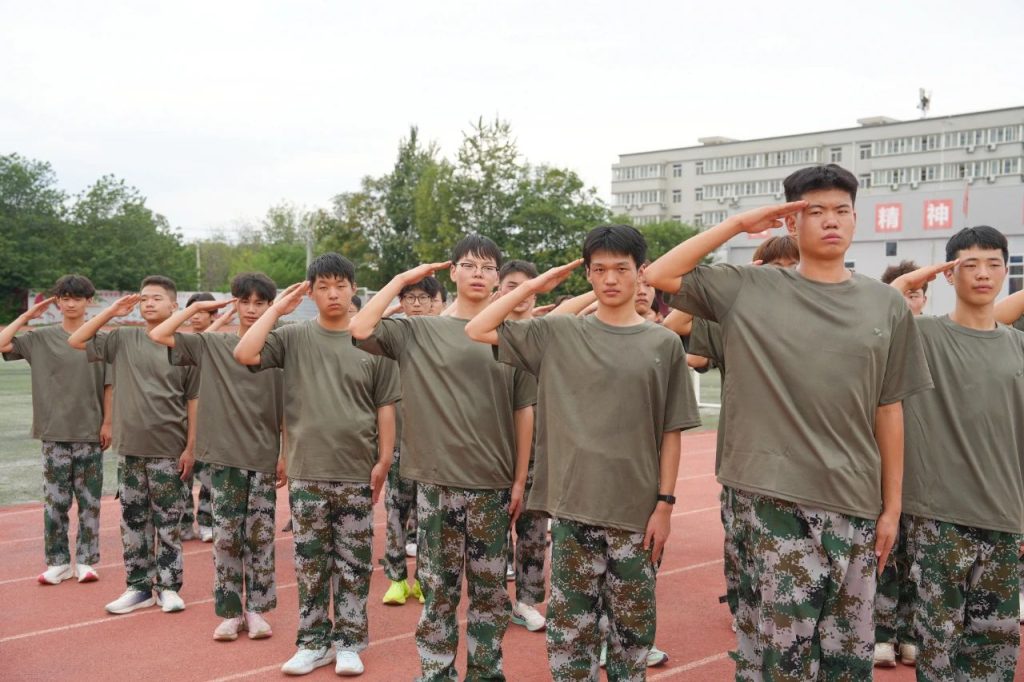 迷彩列阵 步履铿锵 | 2025级新生队列训练中的成长印记