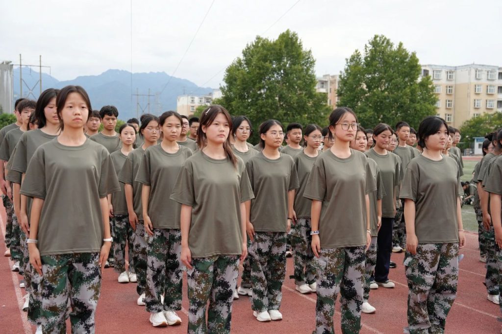 迷彩列阵 步履铿锵 | 2025级新生队列训练中的成长印记