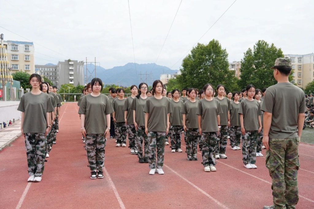 迷彩列阵 步履铿锵 | 2025级新生队列训练中的成长印记
