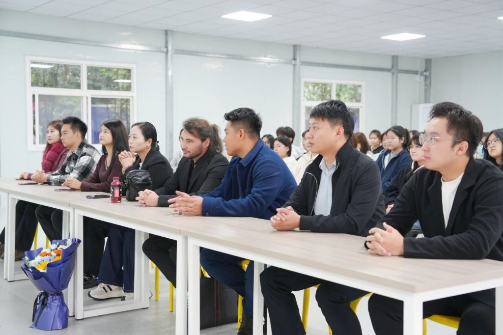 意大利男高音伊万·戴法别尼来校讲学 以国际声乐大师课赋能博雅艺术教育