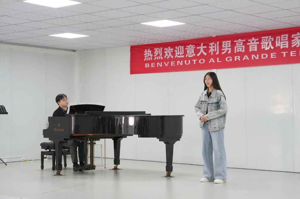 意大利男高音伊万·戴法别尼来校讲学 以国际声乐大师课赋能博雅艺术教育