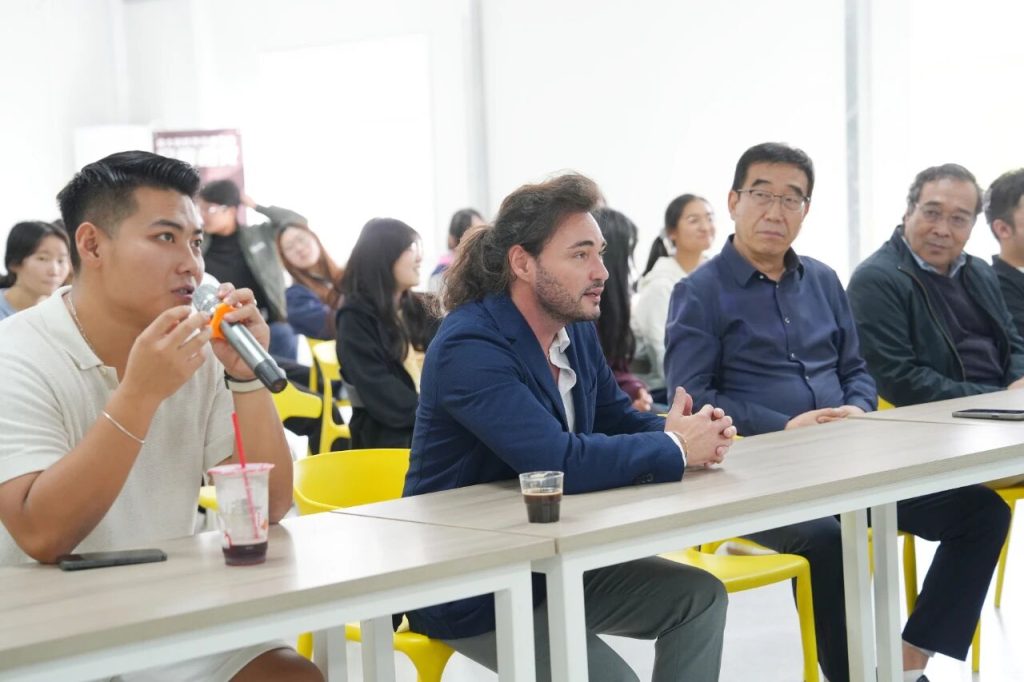 意大利男高音伊万·戴法别尼来校讲学 以国际声乐大师课赋能博雅艺术教育