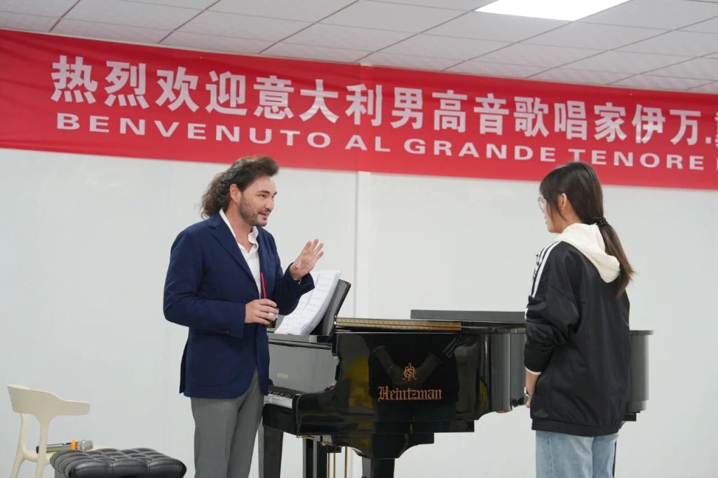 意大利男高音伊万·戴法别尼来校讲学 以国际声乐大师课赋能博雅艺术教育
