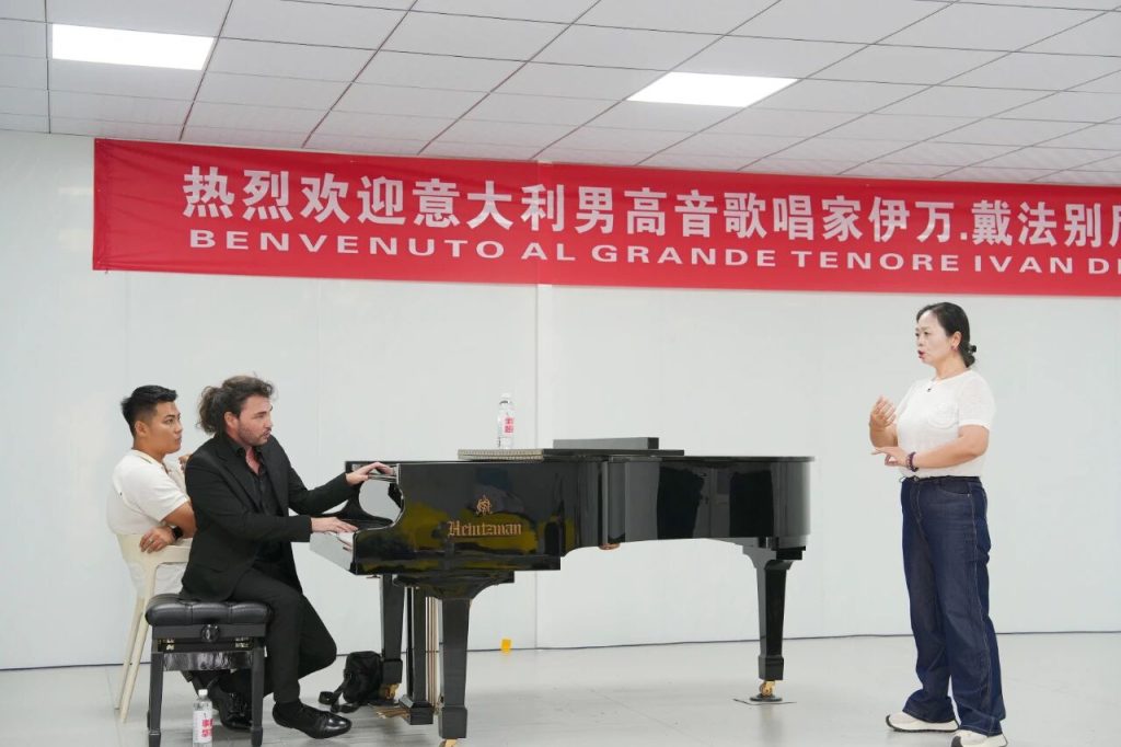 意大利男高音伊万·戴法别尼来校讲学 以国际声乐大师课赋能博雅艺术教育