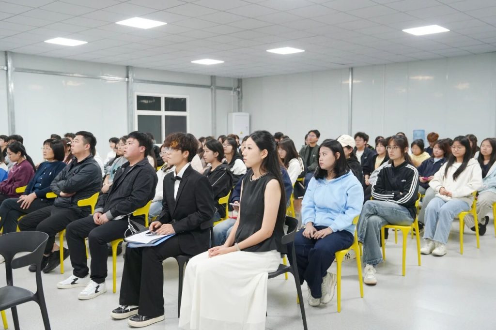 意大利男高音伊万·戴法别尼来校讲学 以国际声乐大师课赋能博雅艺术教育