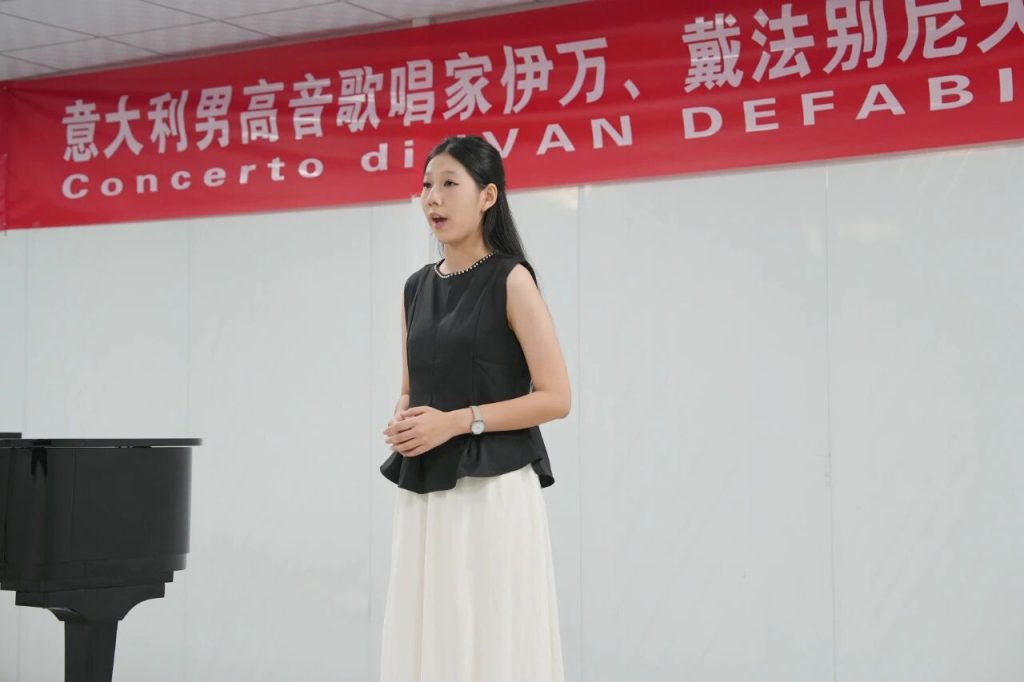 意大利男高音伊万·戴法别尼来校讲学 以国际声乐大师课赋能博雅艺术教育