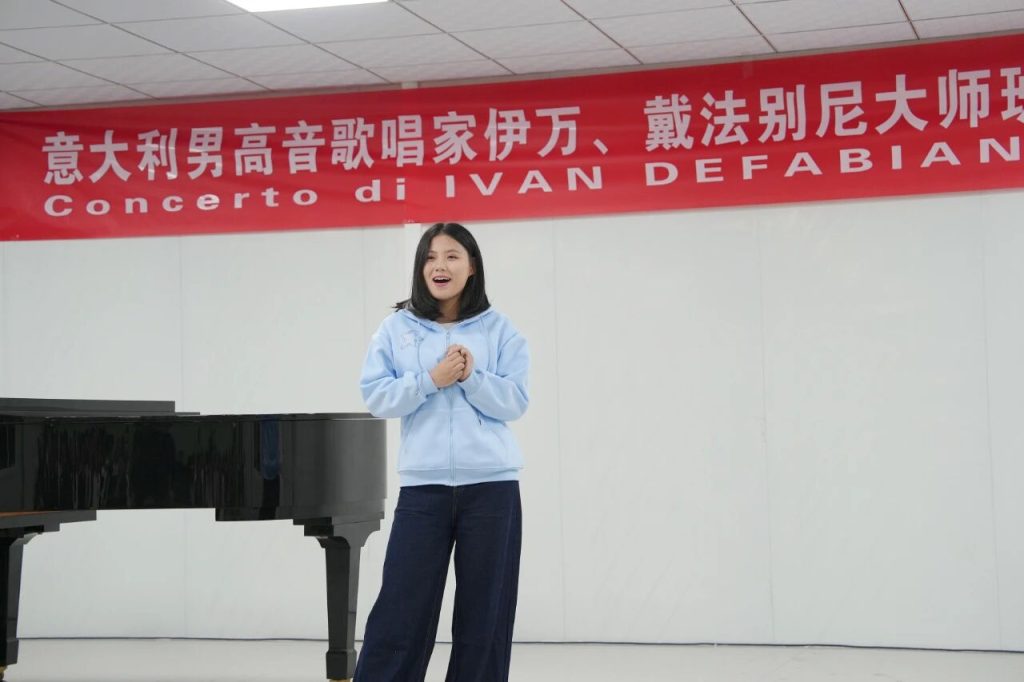 意大利男高音伊万·戴法别尼来校讲学 以国际声乐大师课赋能博雅艺术教育