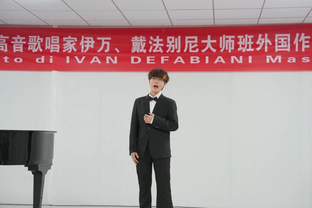 意大利男高音伊万·戴法别尼来校讲学 以国际声乐大师课赋能博雅艺术教育