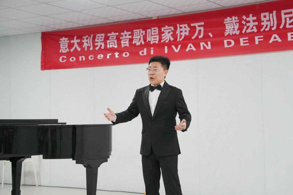 意大利男高音伊万·戴法别尼来校讲学 以国际声乐大师课赋能博雅艺术教育