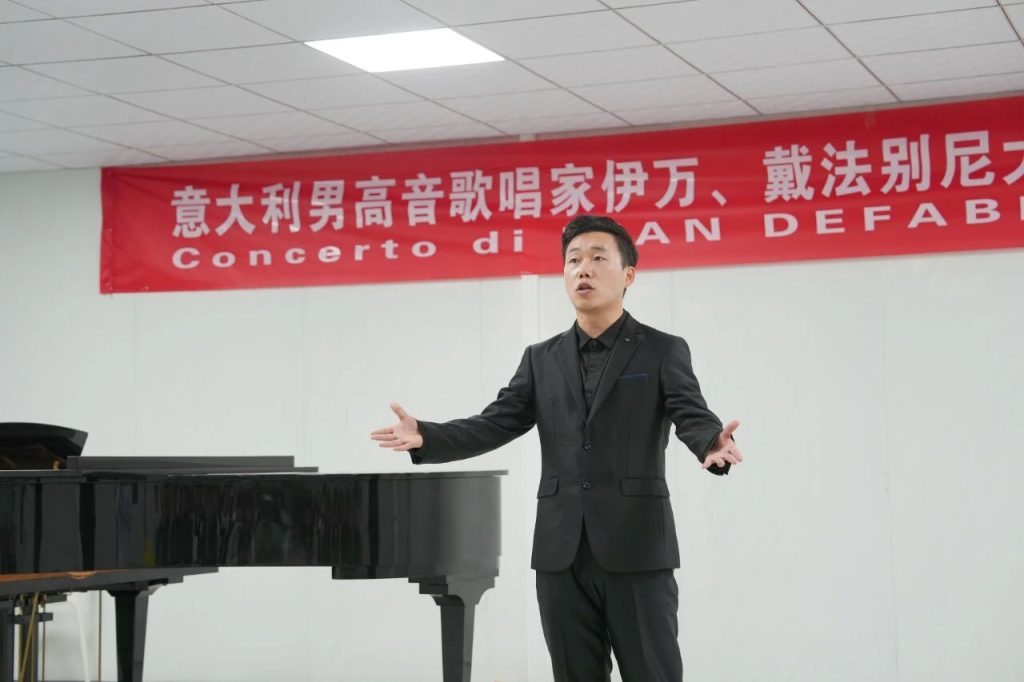 意大利男高音伊万·戴法别尼来校讲学 以国际声乐大师课赋能博雅艺术教育