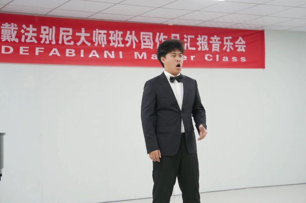 意大利男高音伊万·戴法别尼来校讲学 以国际声乐大师课赋能博雅艺术教育