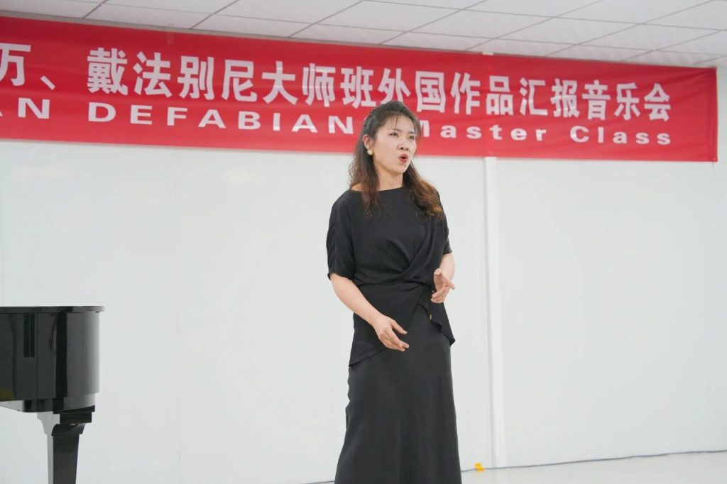 意大利男高音伊万·戴法别尼来校讲学 以国际声乐大师课赋能博雅艺术教育