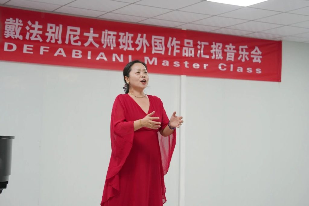 意大利男高音伊万·戴法别尼来校讲学 以国际声乐大师课赋能博雅艺术教育