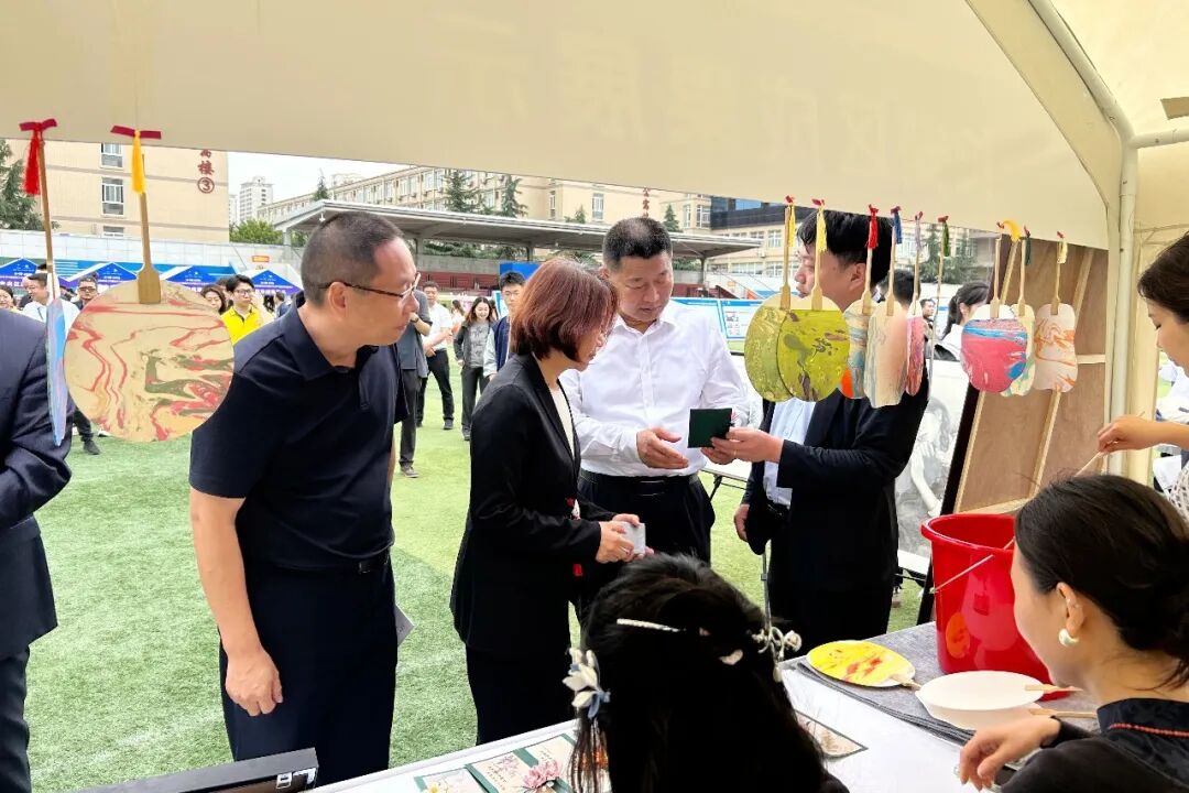 当国画遇上非遗缠花,博雅师生把“美学课”搬进了市职教周!