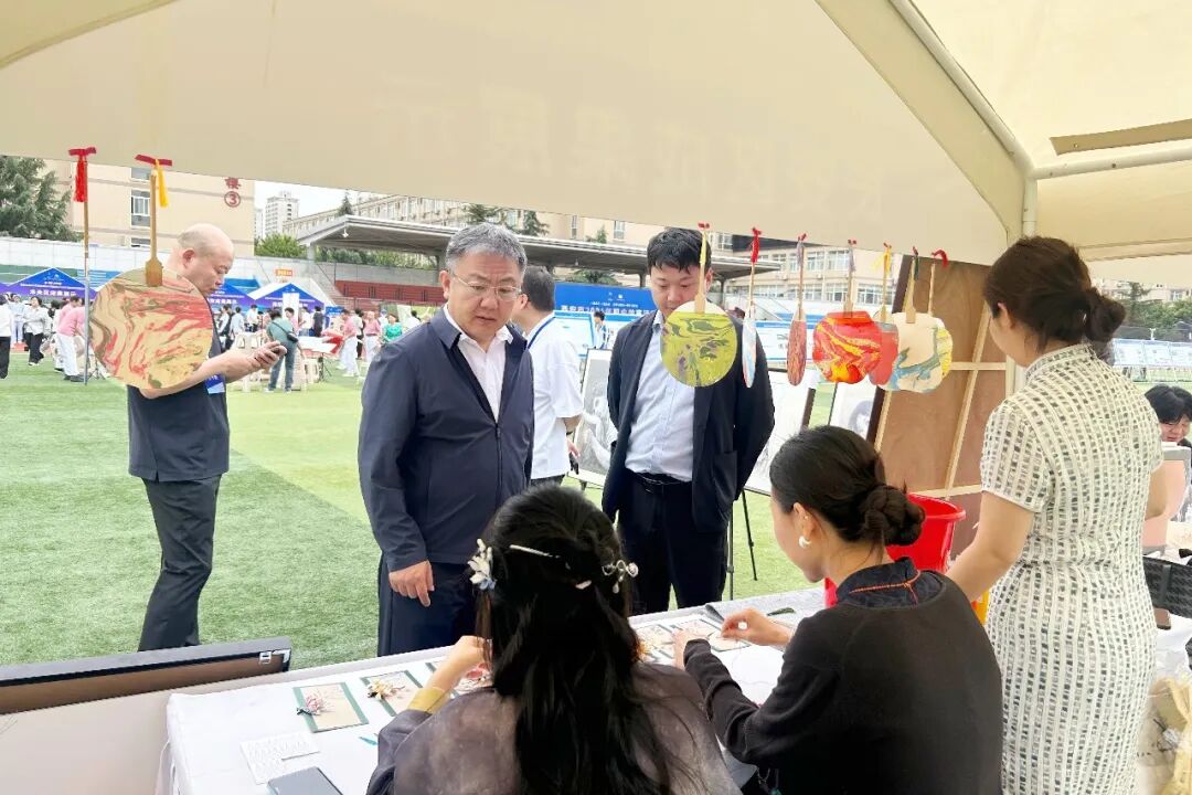 当国画遇上非遗缠花,博雅师生把“美学课”搬进了市职教周!