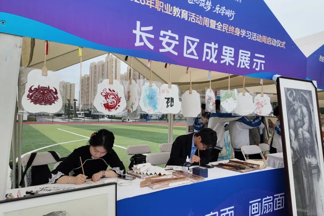 当国画遇上非遗缠花,博雅师生把“美学课”搬进了市职教周!