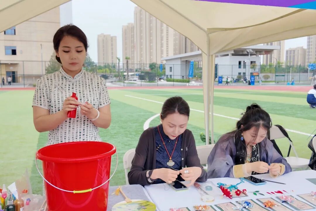 当国画遇上非遗缠花,博雅师生把“美学课”搬进了市职教周!