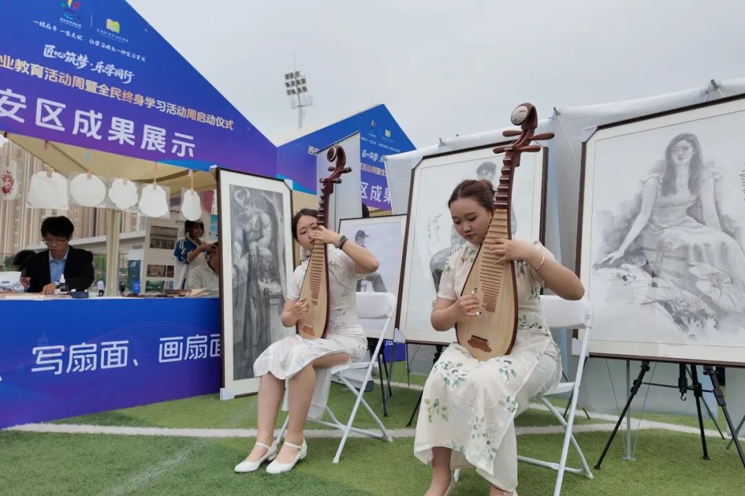 当国画遇上非遗缠花,博雅师生把“美学课”搬进了市职教周!