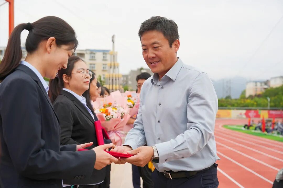 开学启新程 表彰敬师者|这一天,博雅把掌声留给老师,把期许交给学子